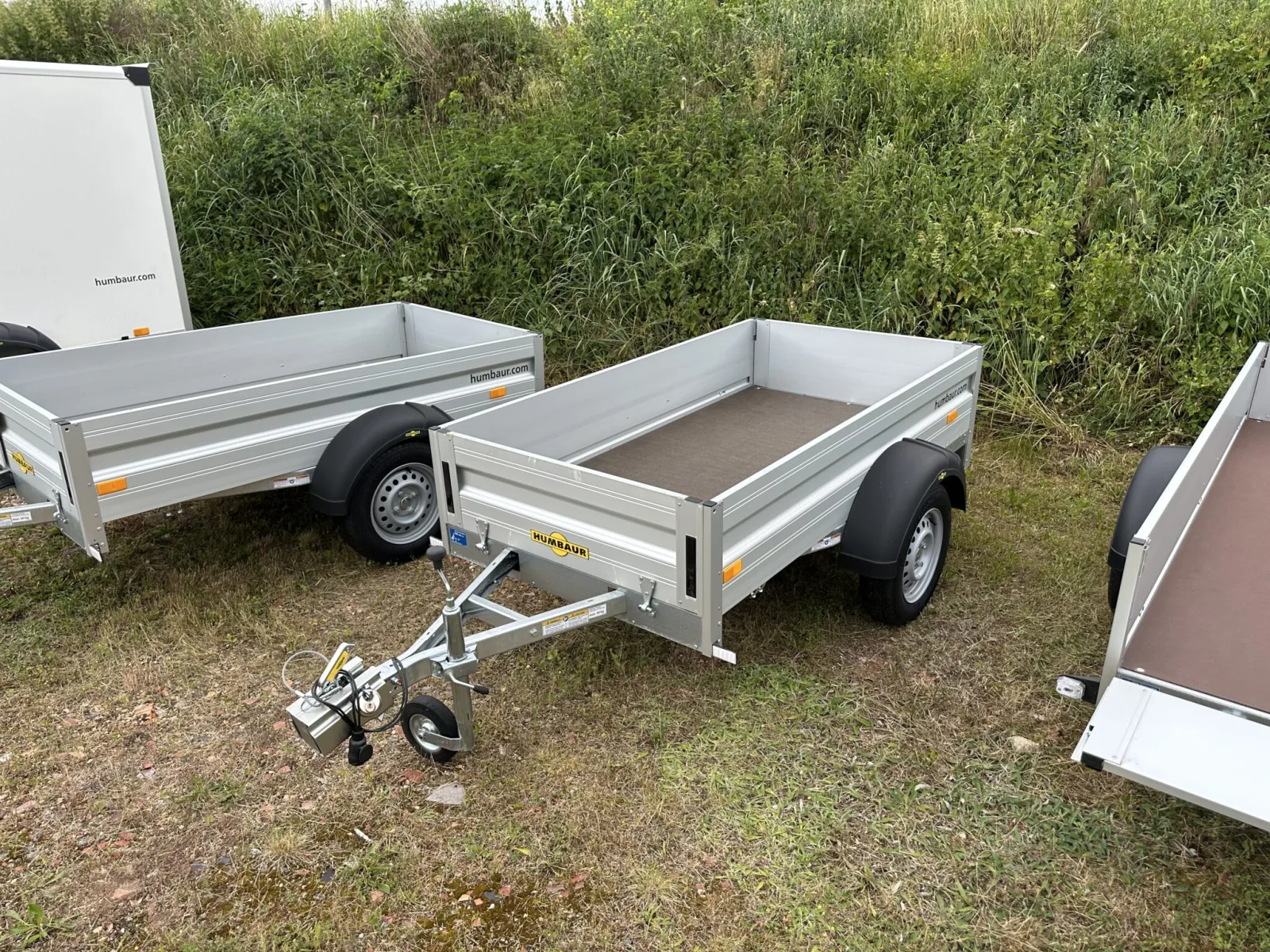 Offener Humbaur Anhänger mit Stahlgitter