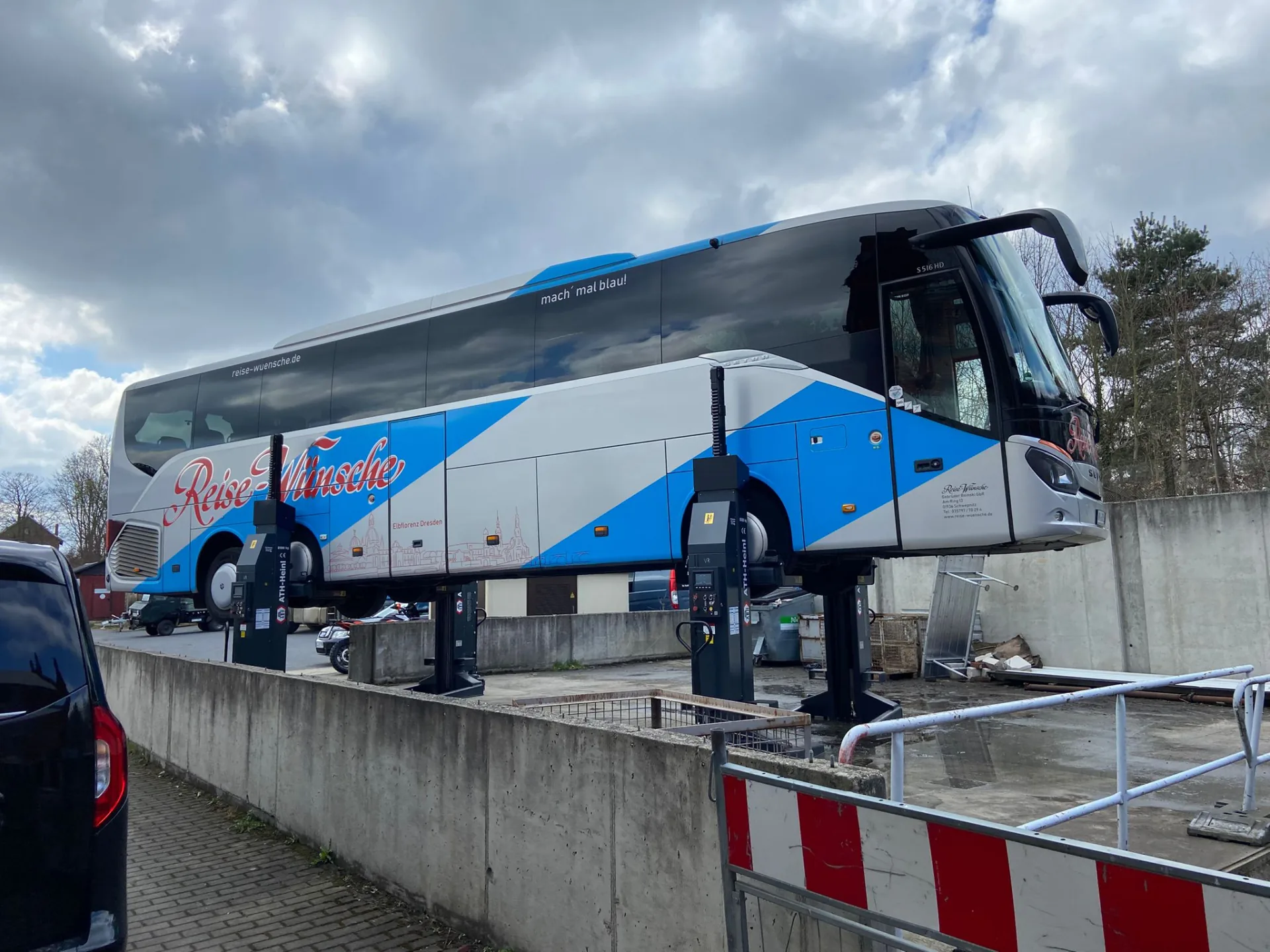 Reisebus auf einer Radgreifhebebühne bei Oldenburg-Service