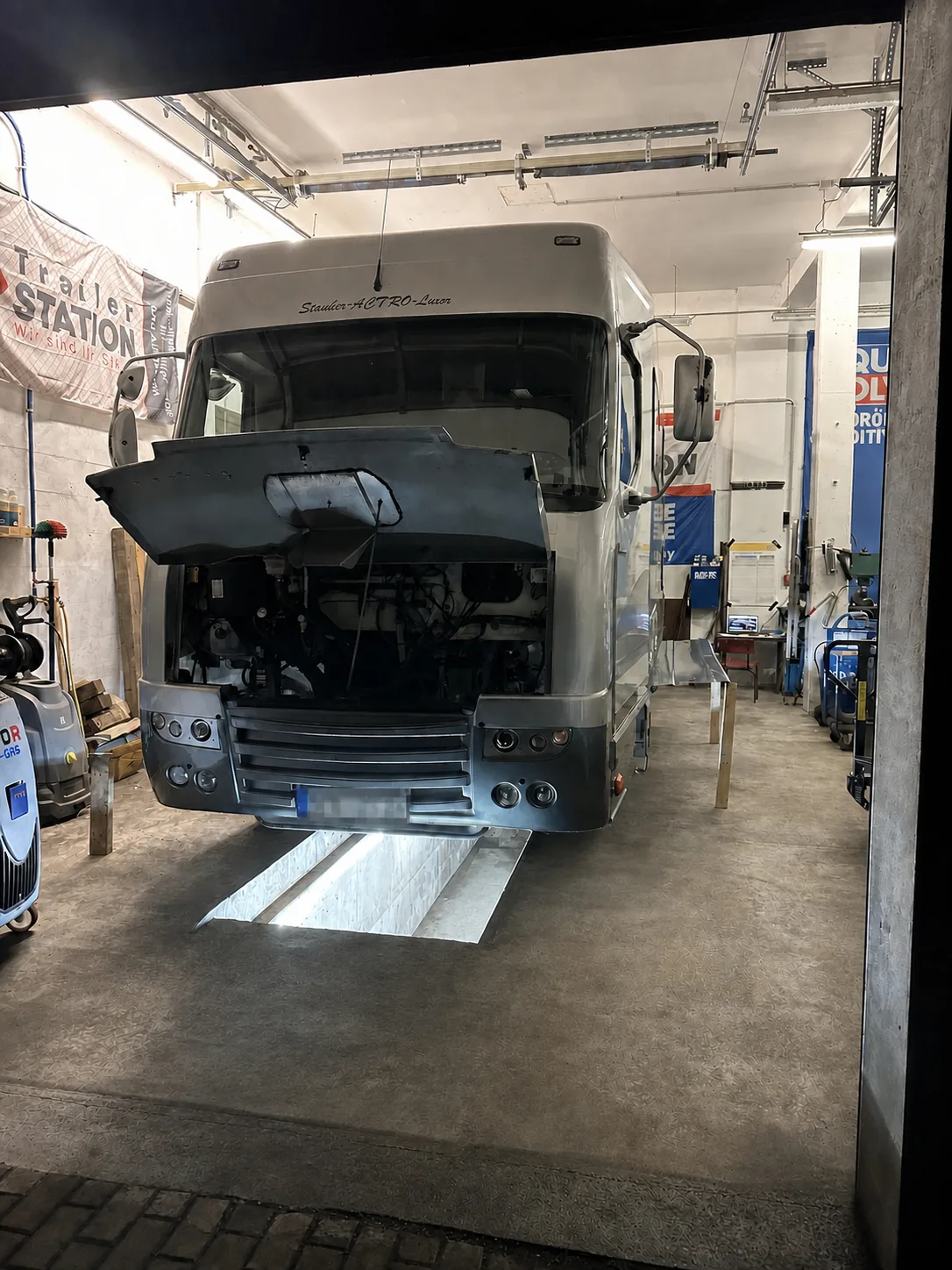 Wohnmobil beim Service in der Werkstatt